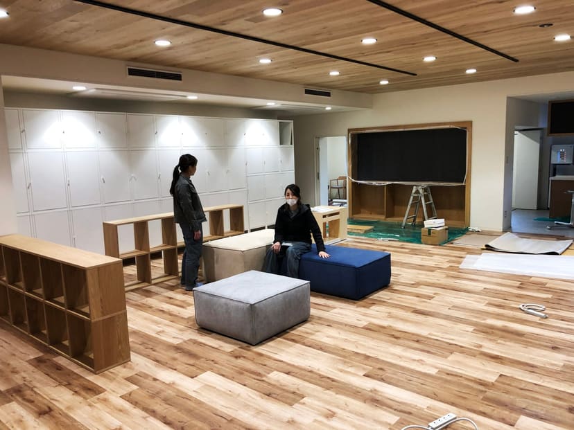 認定こども園釜井台幼稚園の設計事務所検査における事務室ソファ搬入の写真