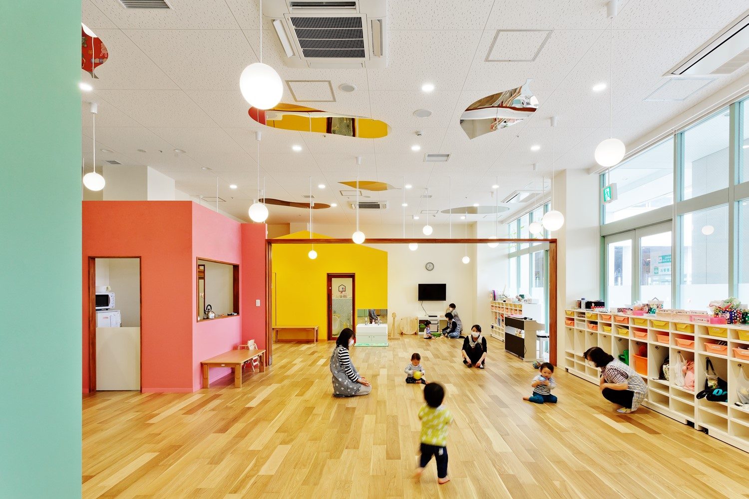 モラージュ柏こばと保育園の保育室とこども平行アングル