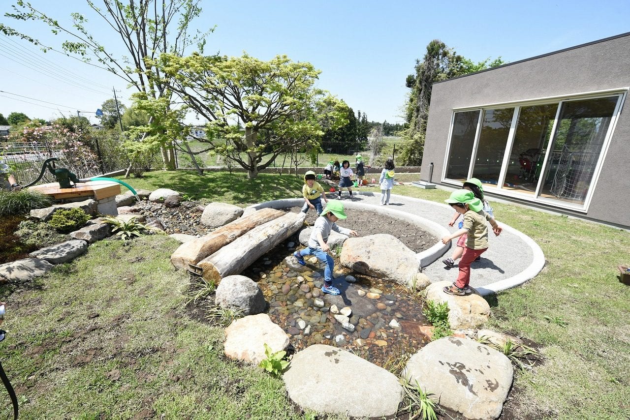 大地の恵みのなーさりぃの園庭に流れる川