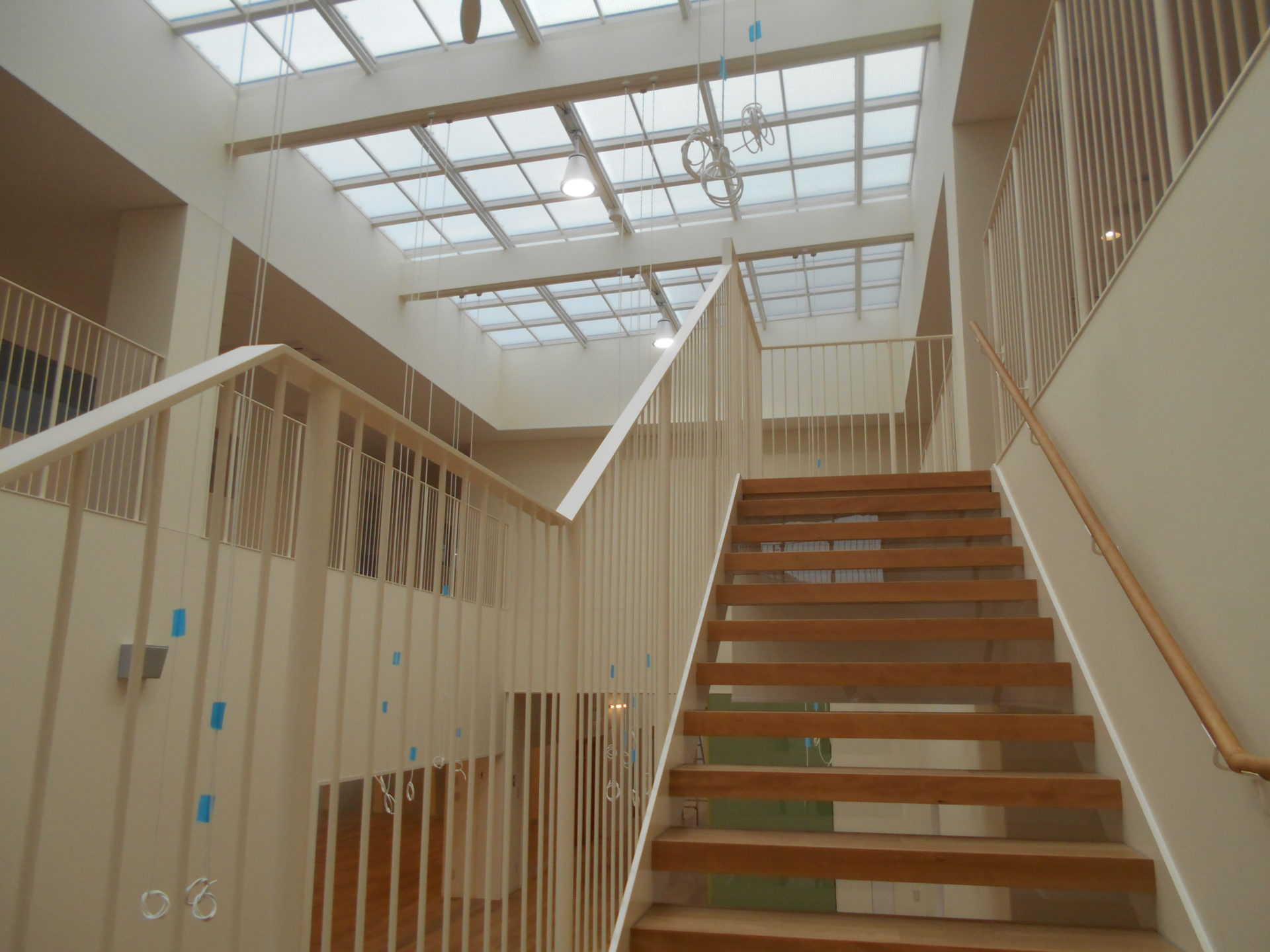 認定こども園釜井台幼稚園の設計事務所検査におけるホール階段と天井の写真