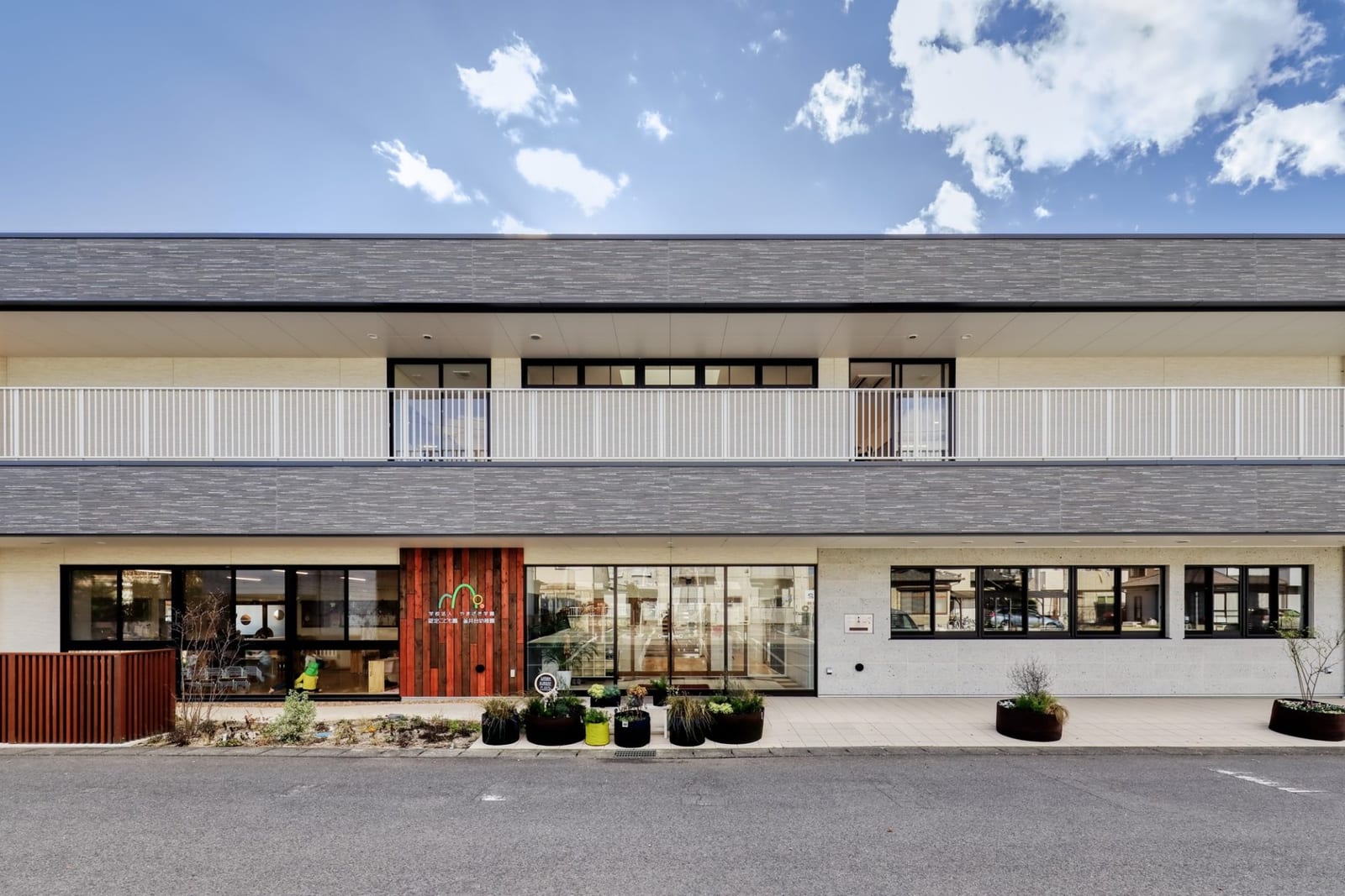 認定こども園釜井台幼稚園のエントランス部分の正面外観写真。
