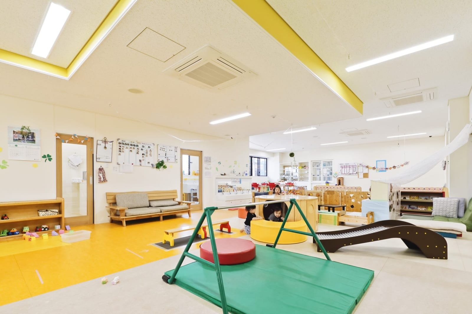 にのみや認定こども園のホールの写真。廊下のない一体的なつくり。