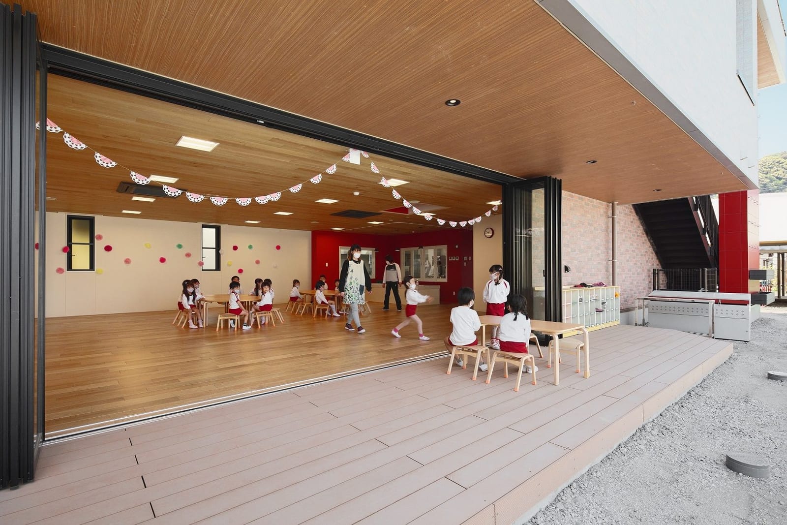 認定こども園蒲原学園幼稚園の1階ホールの開放窓