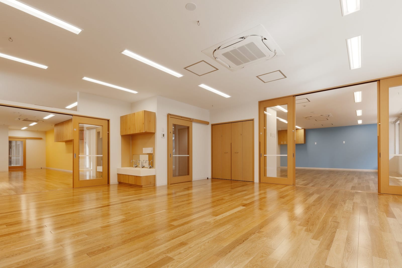 あーす保育園中央林間の保育室の写真。一体利用が可能なつくりになっている。